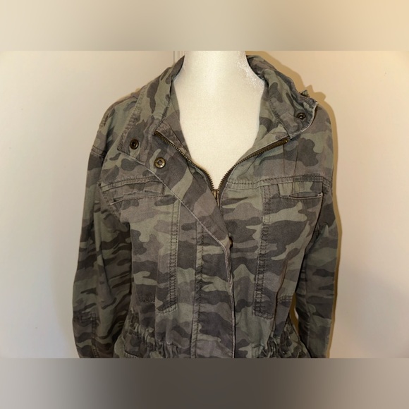 Women’s Universal Thread Canvas Jacket, Green Camo, Size Medium - Picture 2 of 9